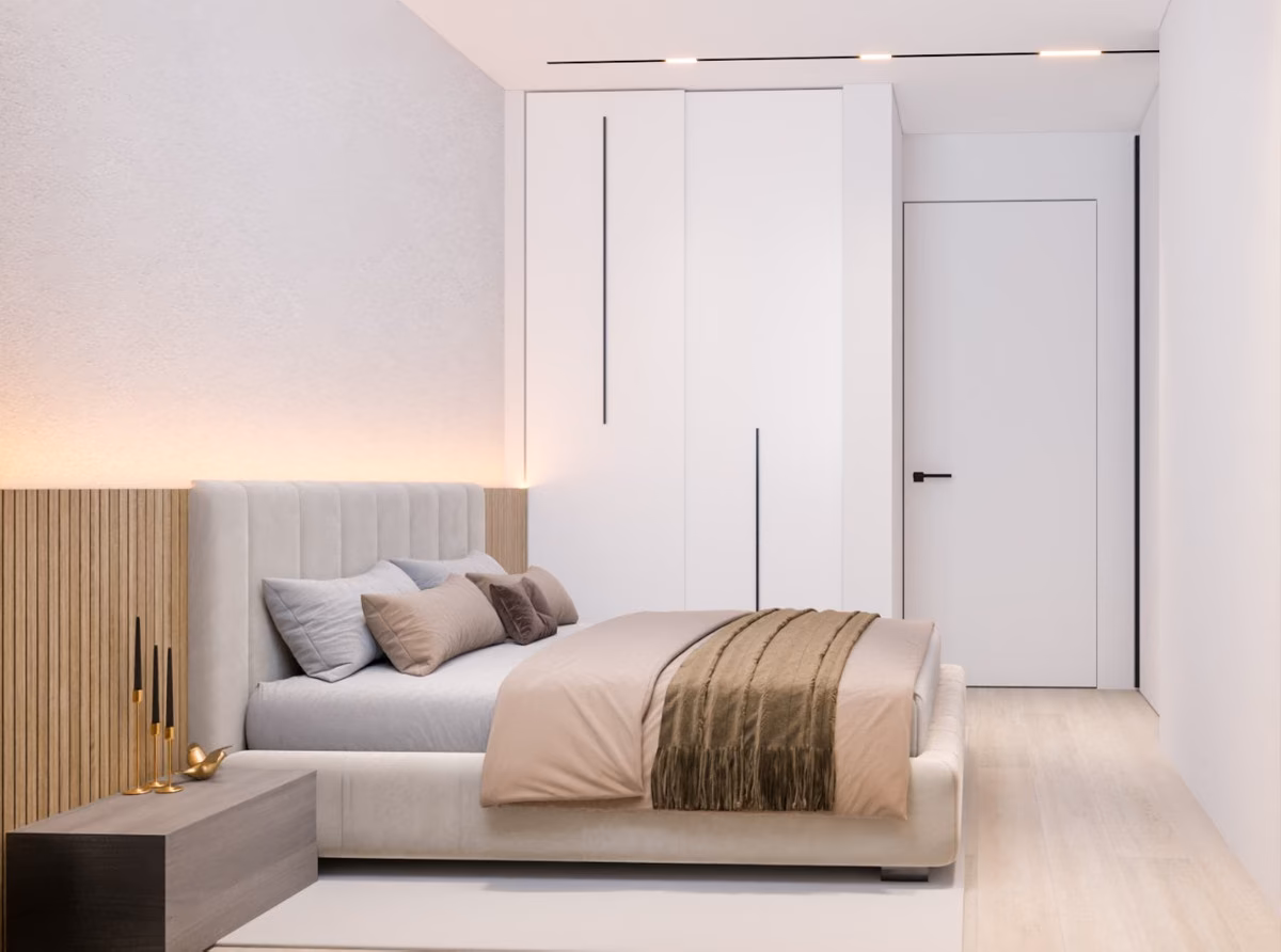 Slaapkamer met gestoffeerd hoofdeinde en inbouwkasten in een appartement van Edificio Soprano