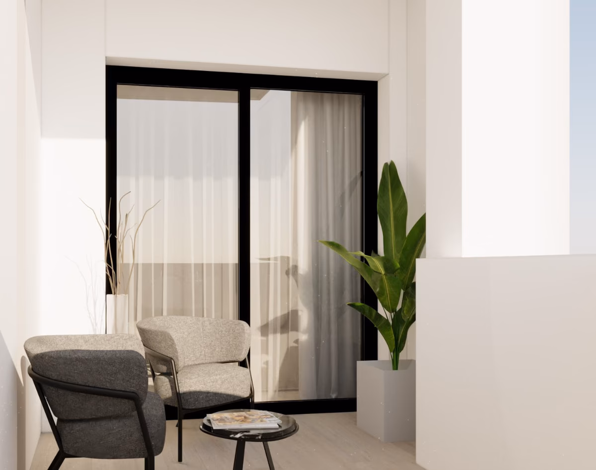 Overdekt terras met fauteuil en planten naast de woonkamer bij Edificio Soprano