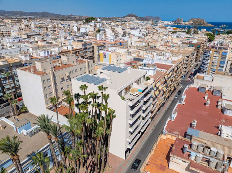 Vista aérea del edificio entre las calles del centro de Águilas