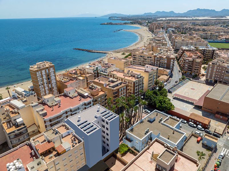 Vista aérea del pueblo y su larga playa de arena