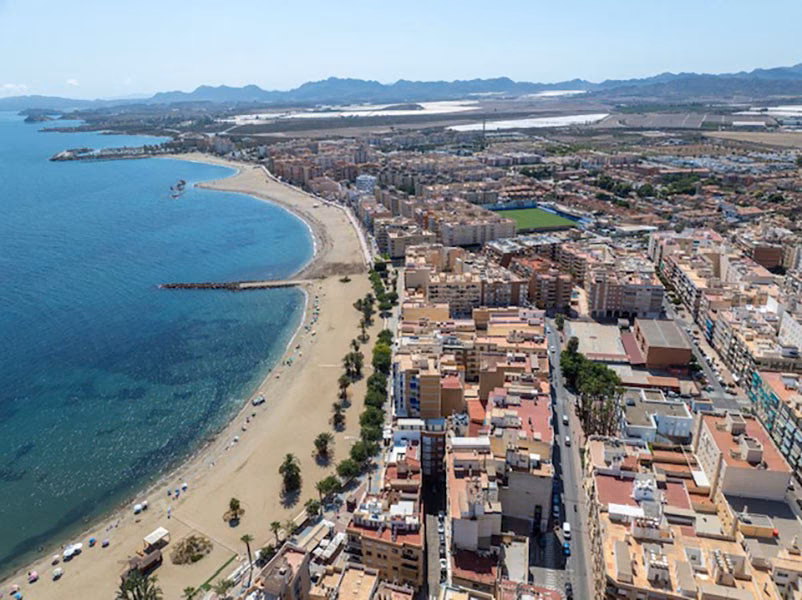 Playa en curva a lo largo del pueblo