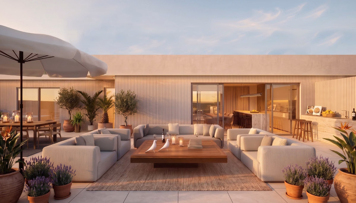 Loungebereich auf der Dachterrasse mit Sofas um einen niedrigen Tisch