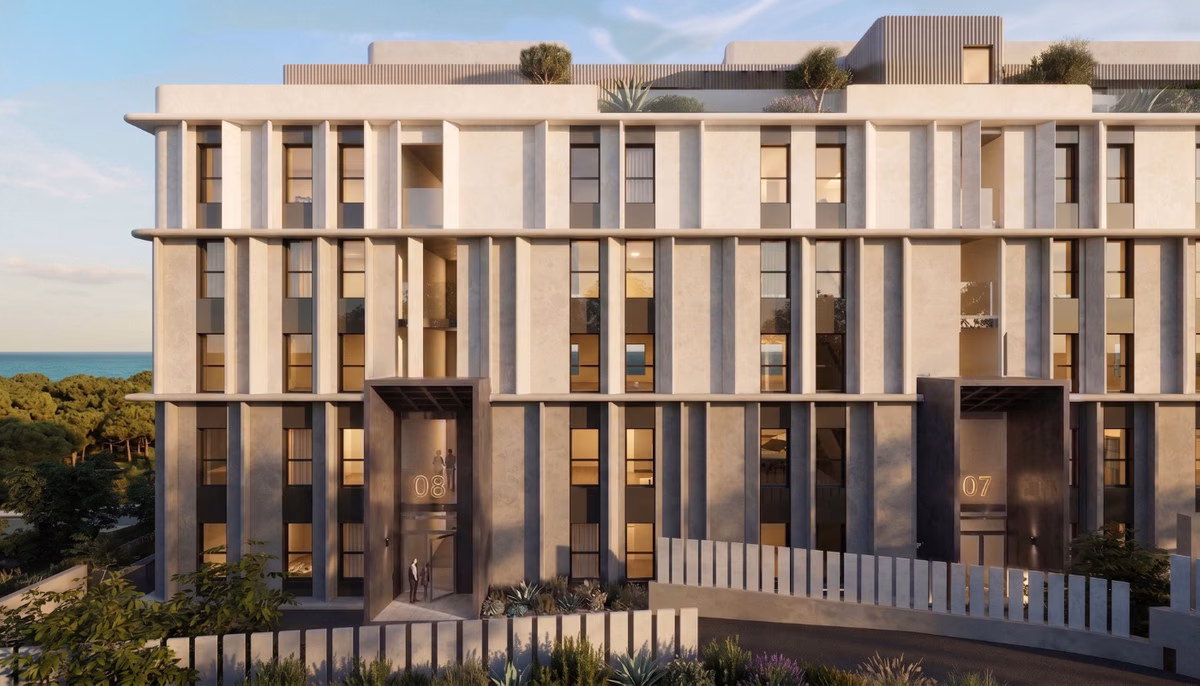 Straßenfassade des Gebäudes mit vertikalen Lamellen und Balkonen