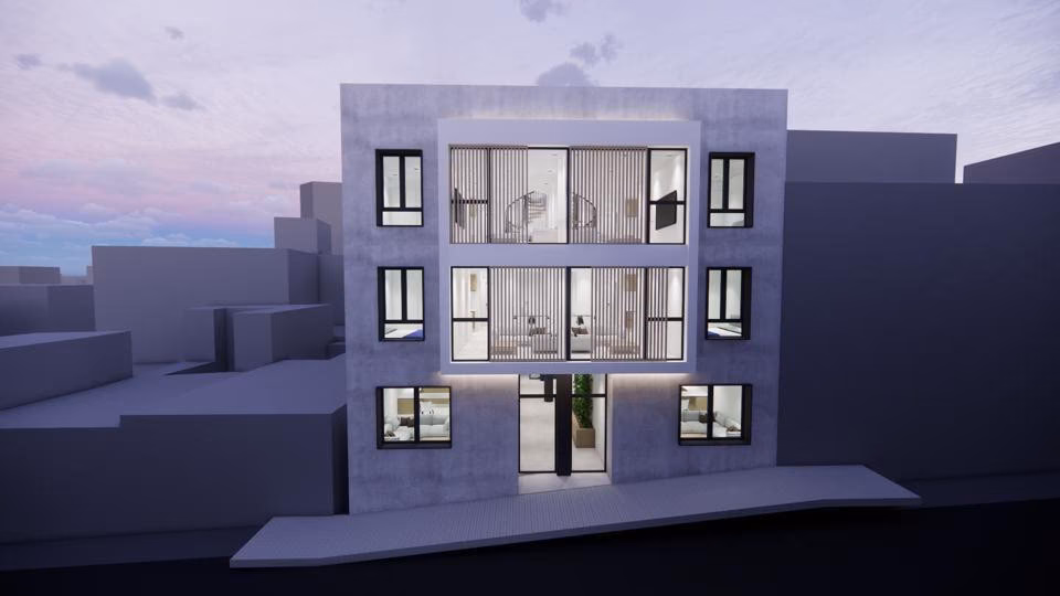 Straßenfassade in der Abenddämmerung mit beleuchteten Fenstern, San Miguel, Málaga