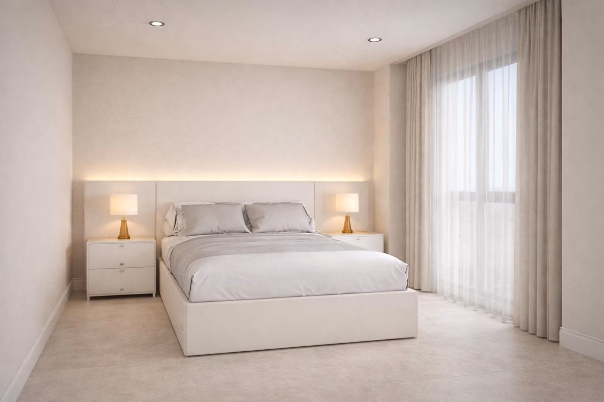 Schlafzimmer mit Doppelbett und Nachttischlampen