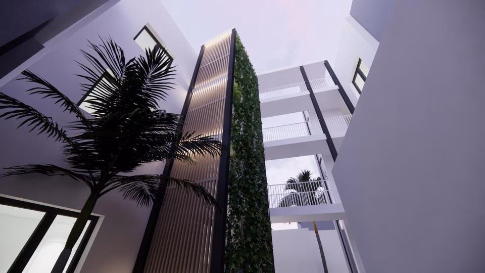 Palme und vertikaler Garten im Innenhof in der Dämmerung