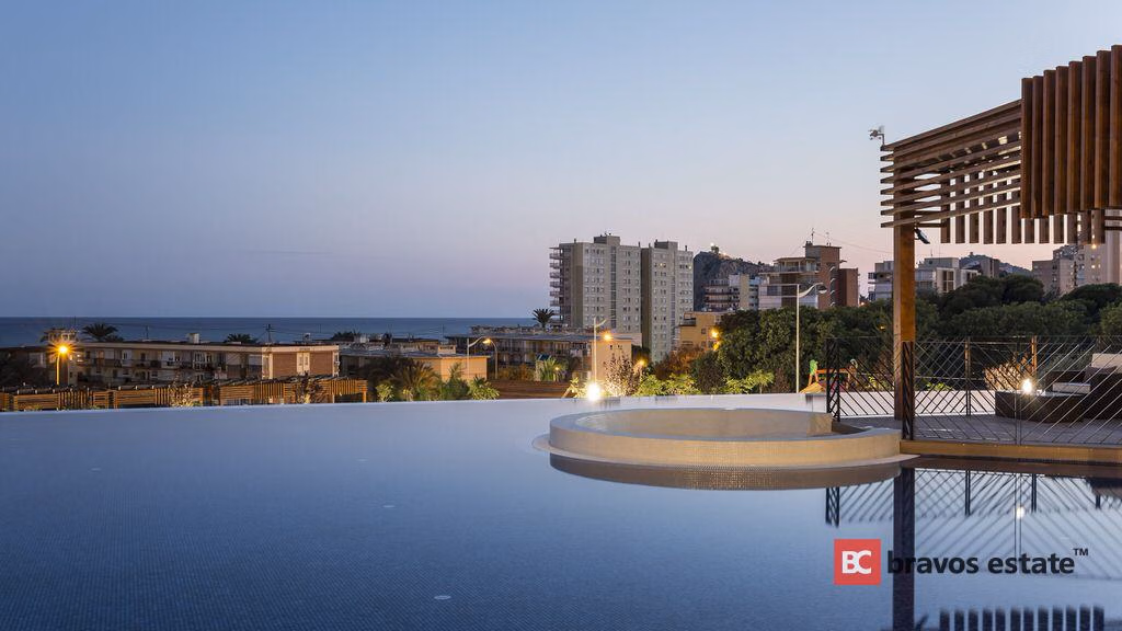 Seafront 2-Bedroom Apartment in Benidorm - 17