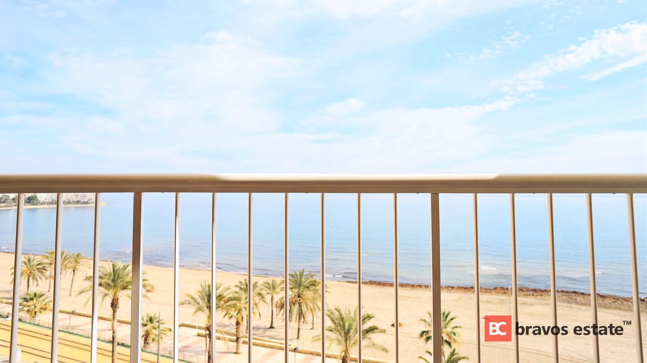 Beachside 2-Bedroom Apartment in Alicante - 10