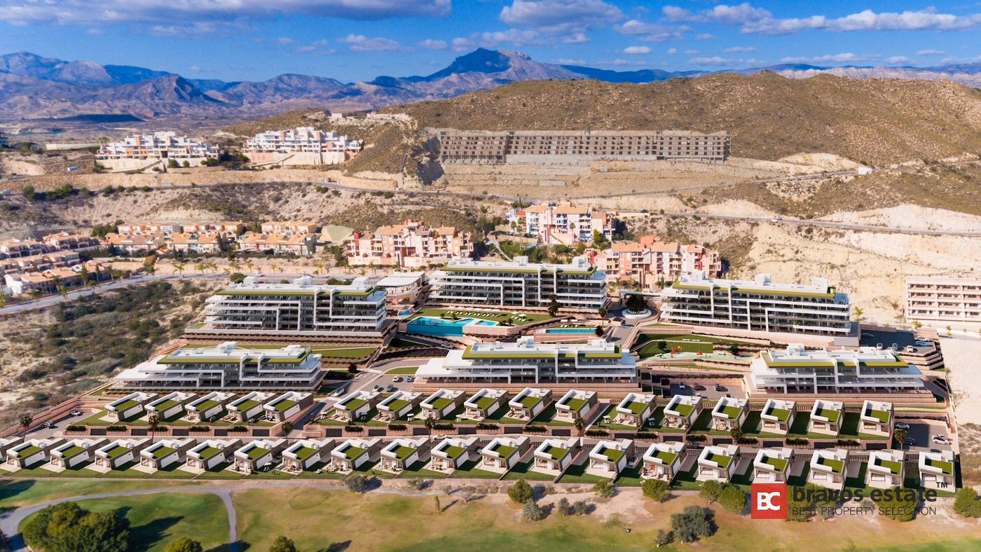 Render CGI del complejo de apartamentos Bonalba Green con varios bloques, jardines en cubierta y piscinas comunitarias junto a las calles del campo de golf, con la sierra alicantina al fondo.