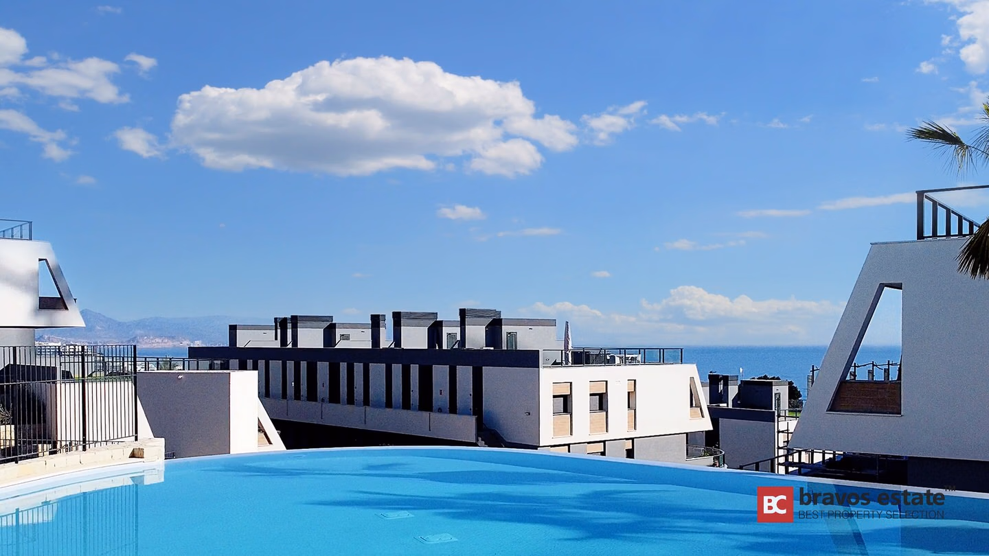 Beachside 3-Bedroom Apartment in Arenales del Sol - 14