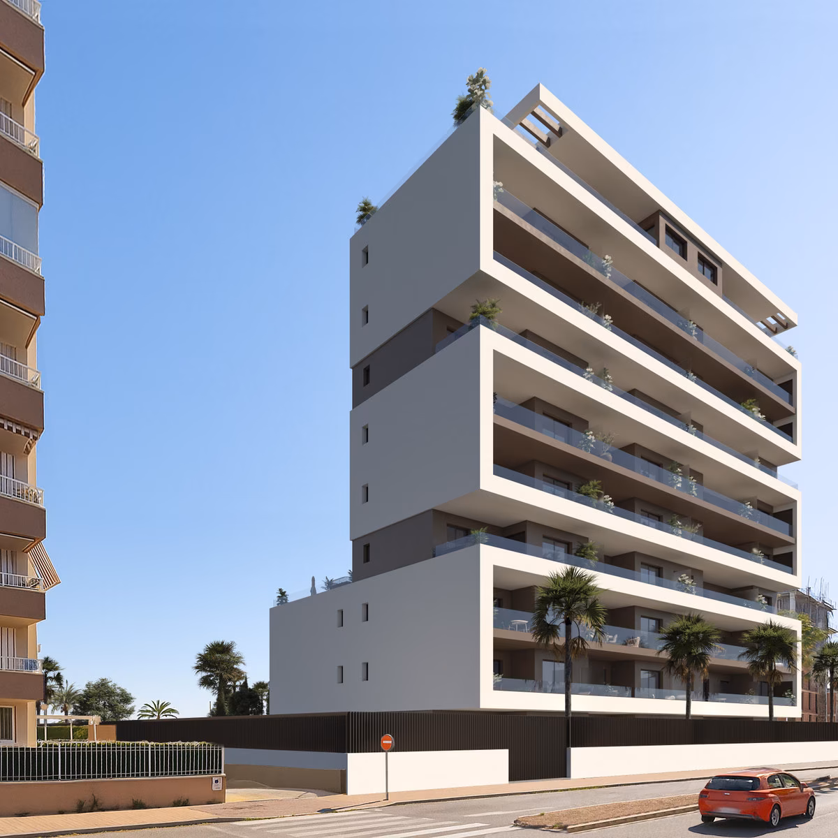 Visuel : l’immeuble de neuf étages aux balcons blancs superposés, palmiers à l’entrée
