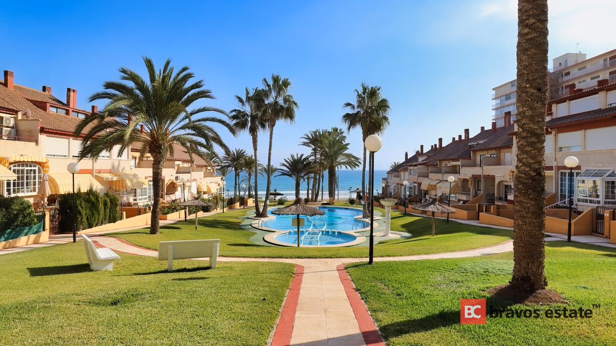 Seafront 6-Bedroom Bungalow in El Campello - 1