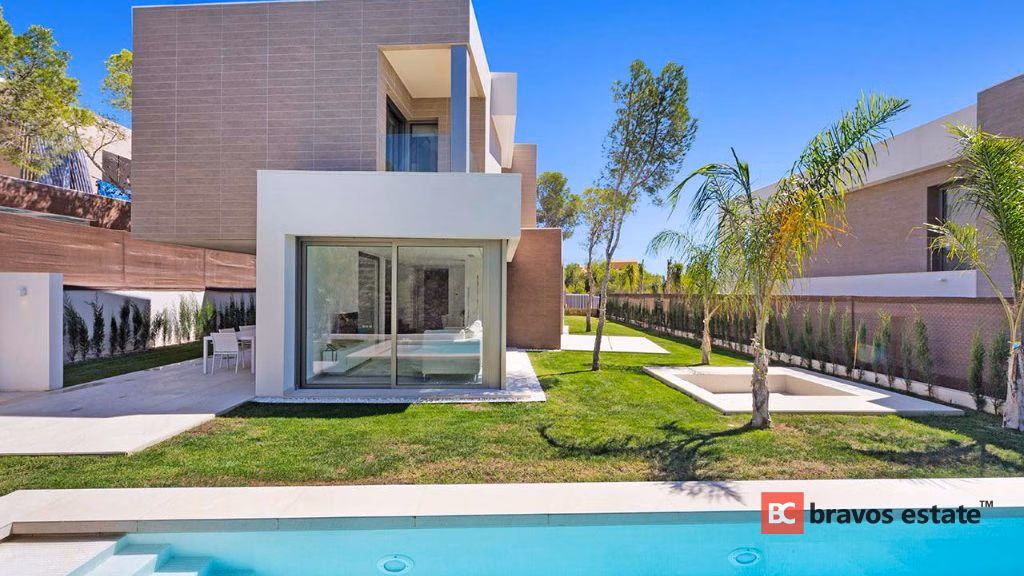 New Build 4-Bedroom Villa in Finestrat · 215 m² - 18