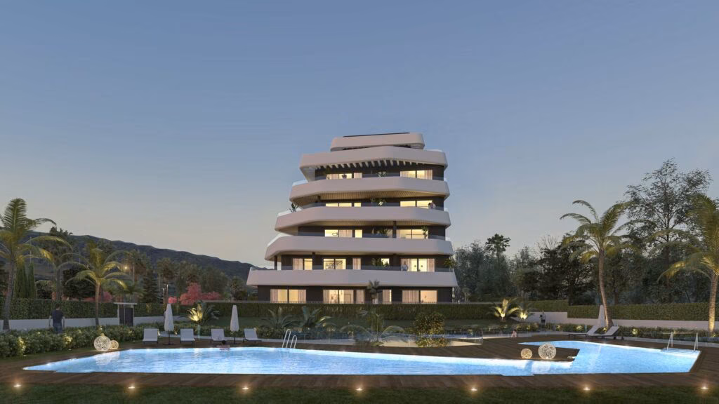 Beleuchtetes Gebäude in der Abenddämmerung über Pool und Gärten