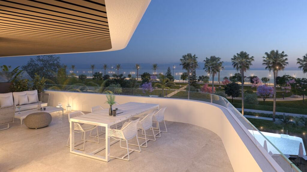 Überdachte Terrasse mit Esstisch und Blick über Palmengärten aufs Meer