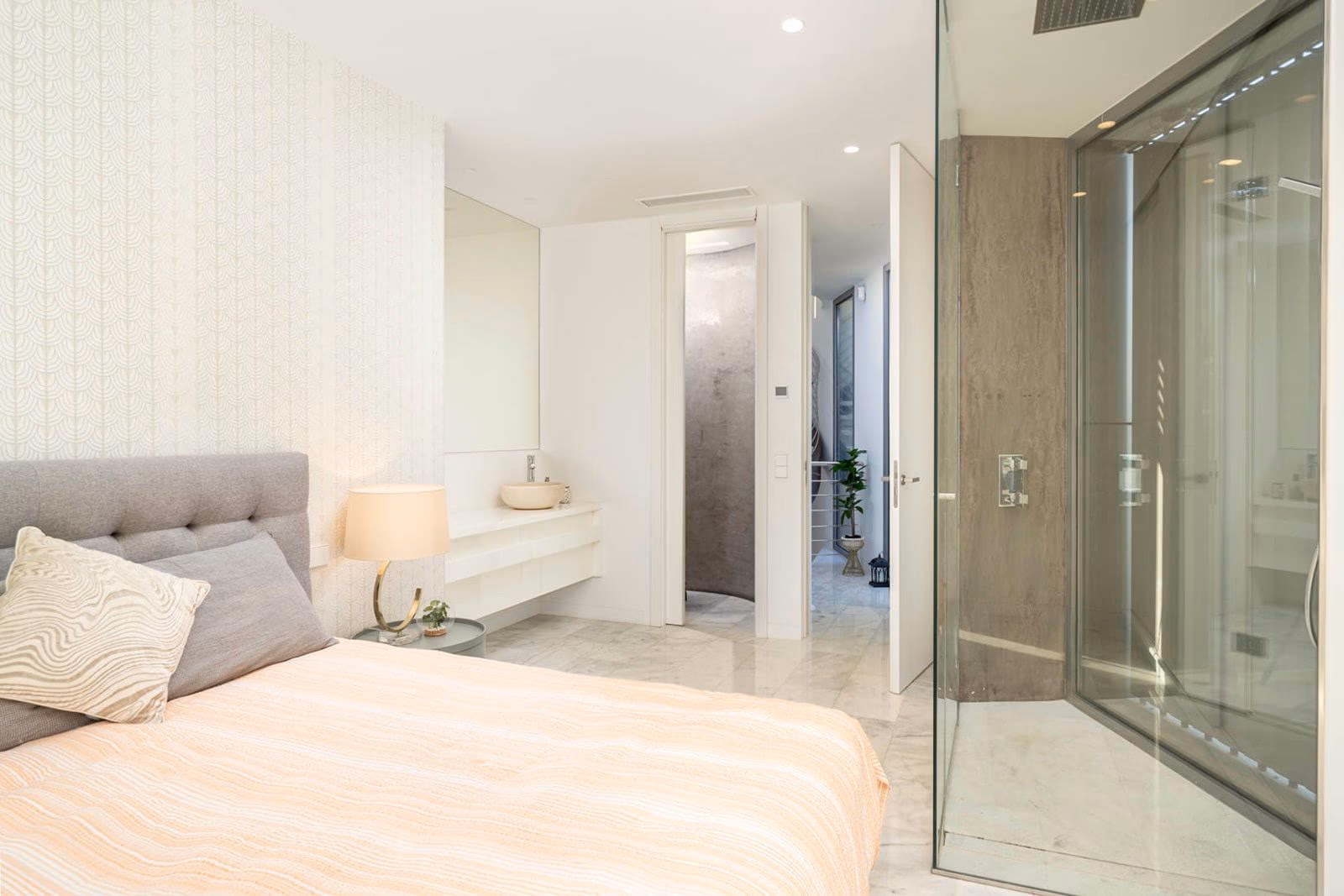 Slaapkamer met microcement-wanden en doorloopdouche