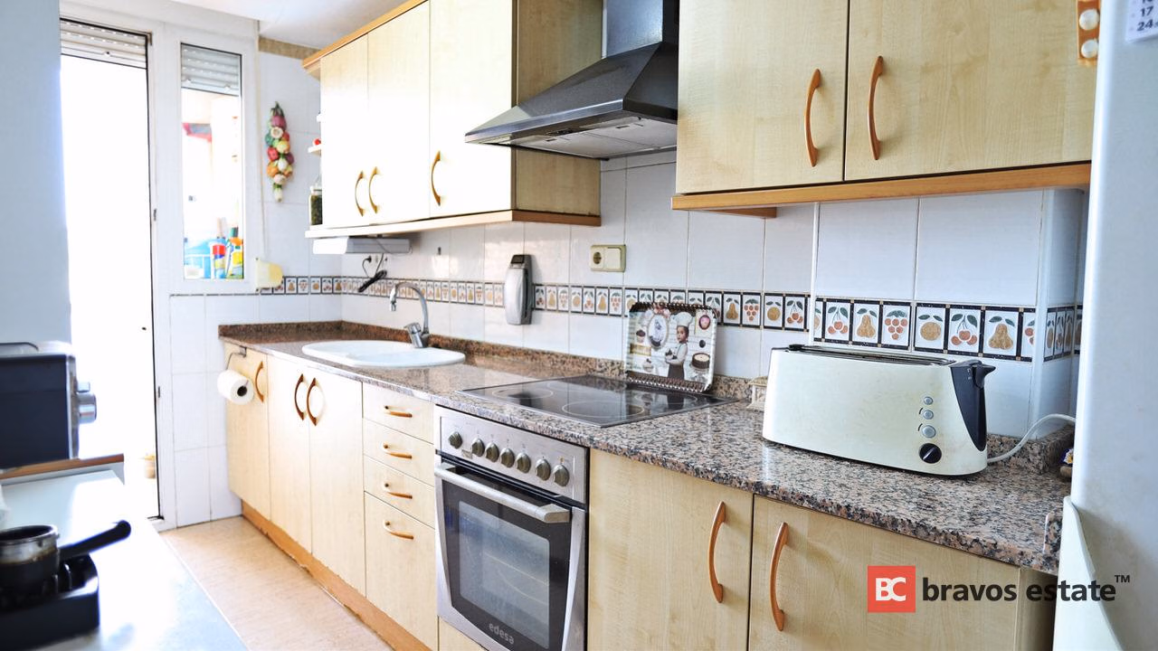 Beachside 2-Bedroom Apartment in Alicante - 14