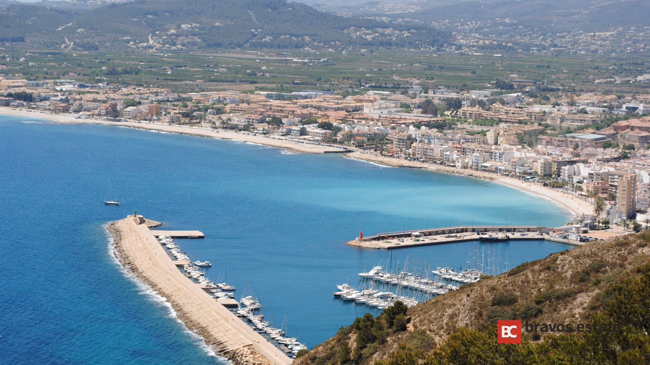 Beachside 3-Bedroom Apartment in Javea - 18