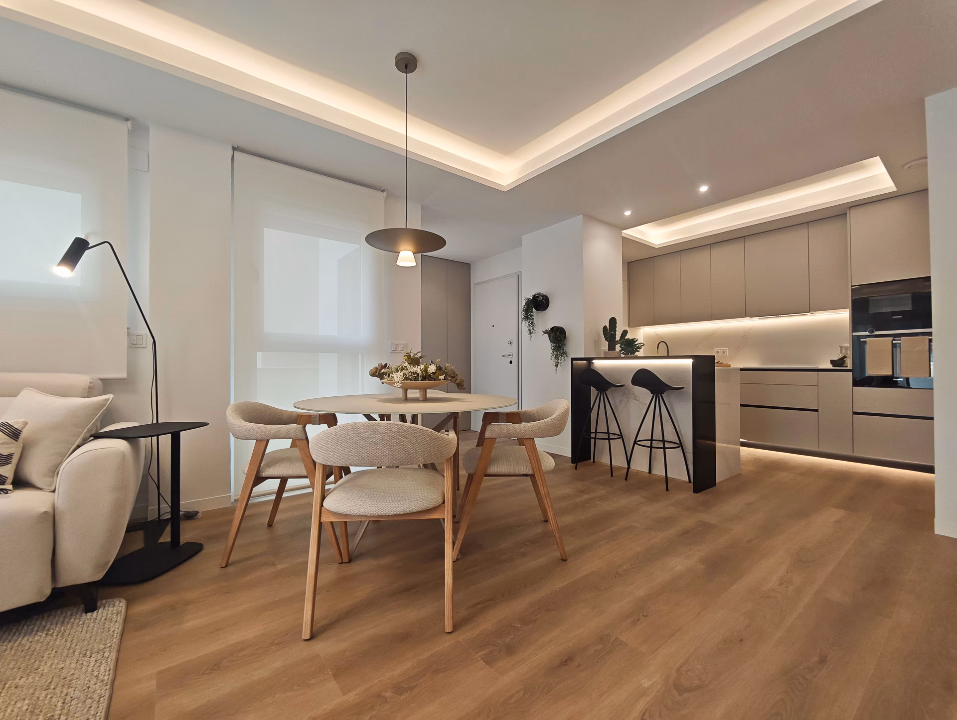 Otwarty salon z jadalnią i kuchnią w głębi