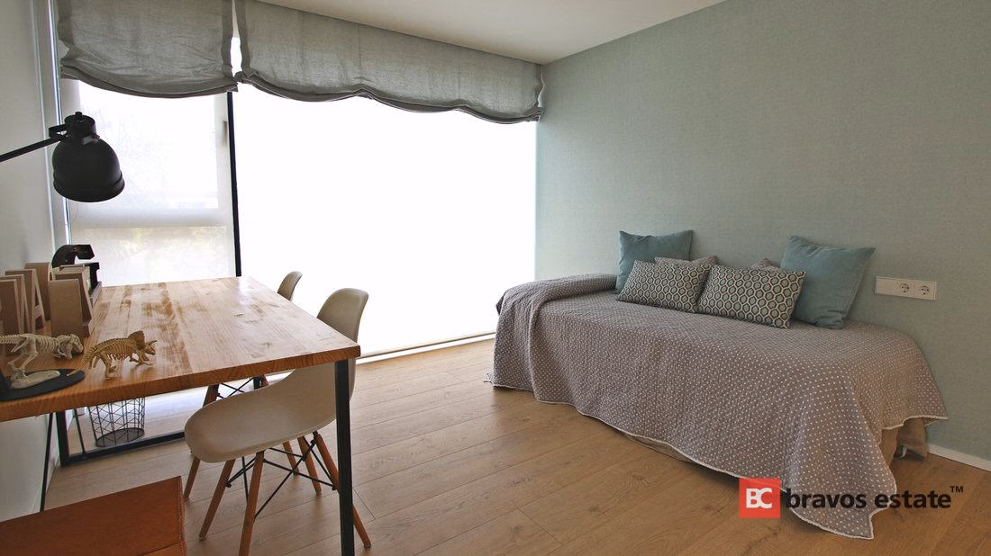 Beachside 4-Bedroom Villa in Alicante - 3