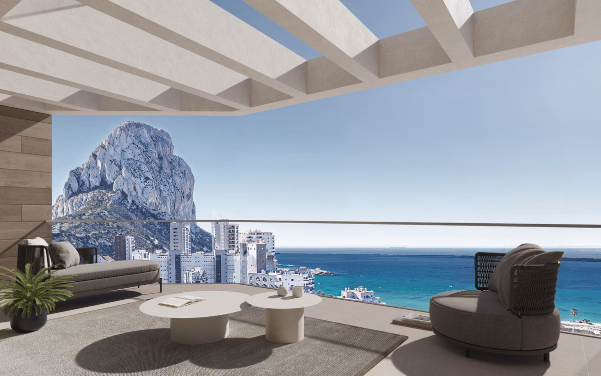 Terras van JADE 2 met uitzicht op de Peñón de Ifach en de zee