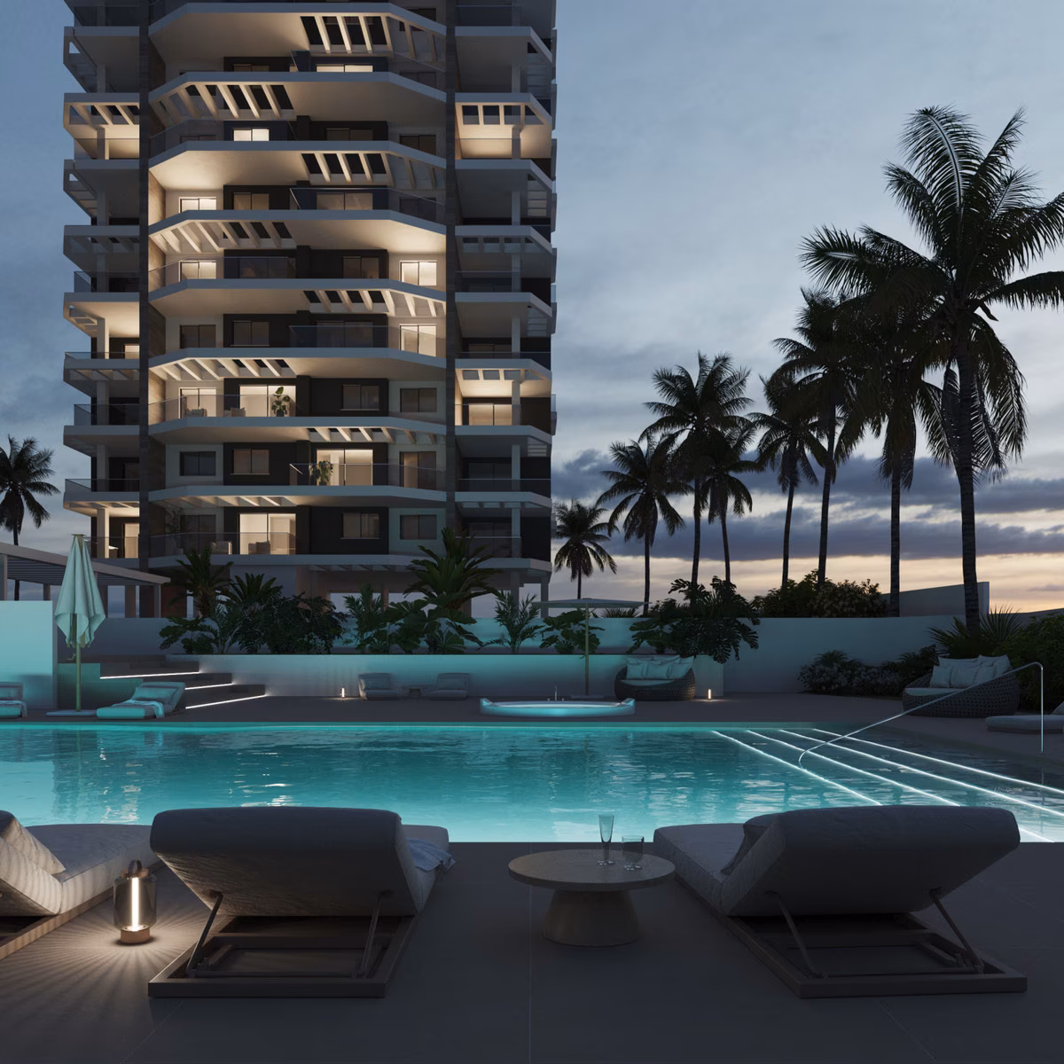 Toren van JADE 2 en zwembad bij schemering, Calpe