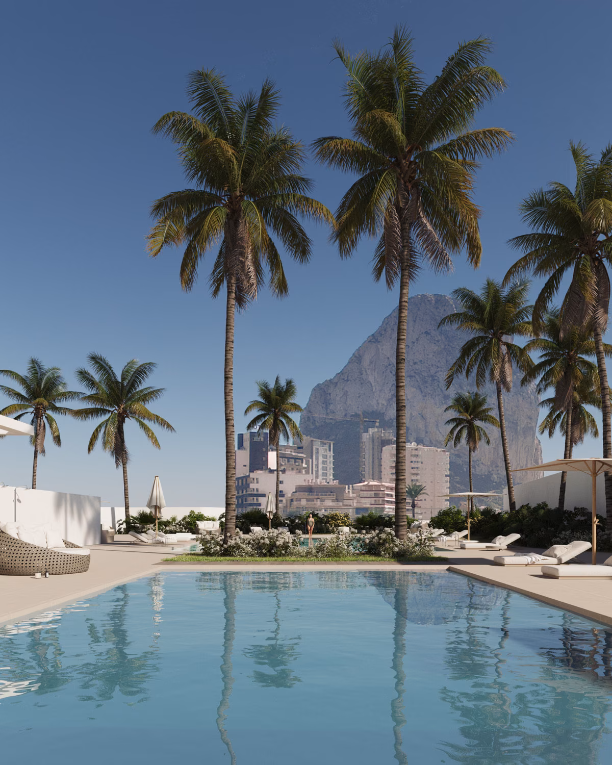 Palmen, zwembad en de Peñón de Ifach vanaf JADE 2, Calpe
