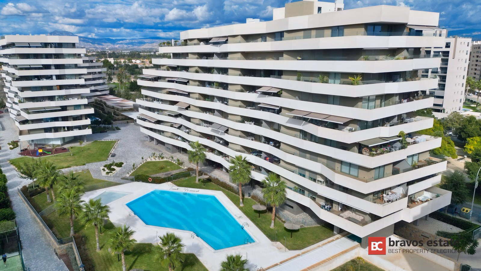 Beachside 4-Bedroom Apartment in Playa de San Juan · 146 m² - 3