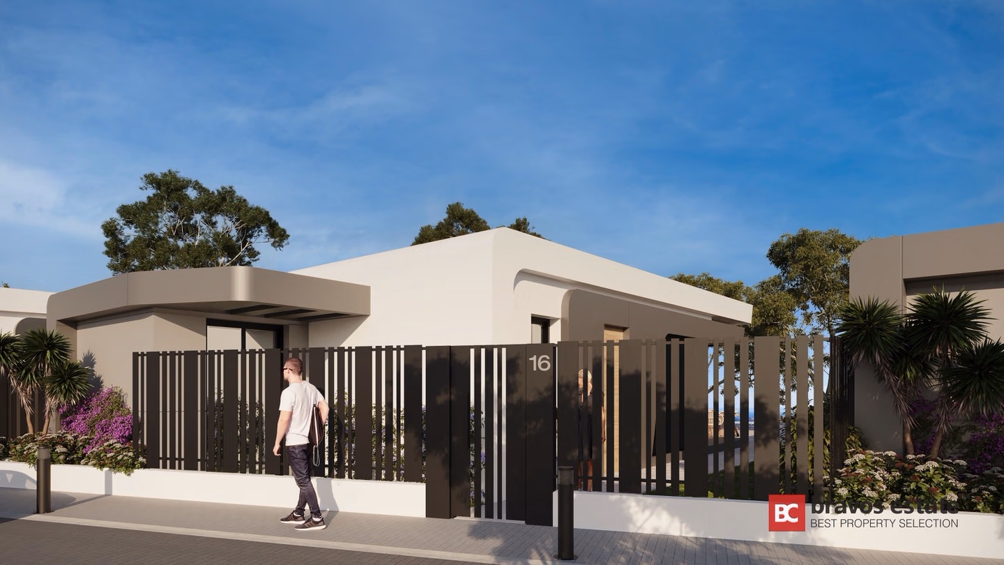 Render CGI del exterior de una villa de una planta en Bonalba Green con una verja de lamas oscuras numerada con el 16, muros encalados, palmeras y arbustos en flor bajo un cielo azul.