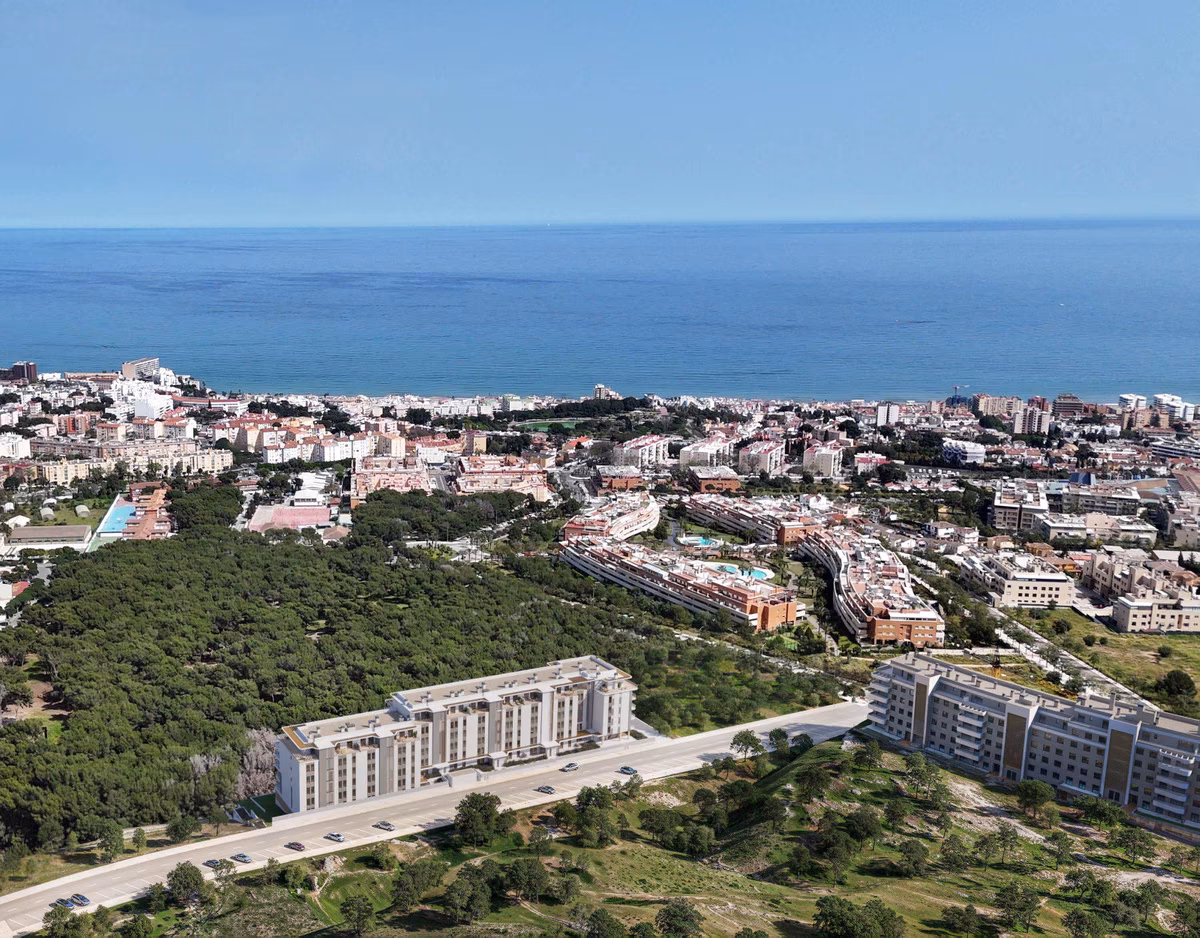 Vista aérea de Kosmos junto al pinar, con Torremolinos y el mar al fondo