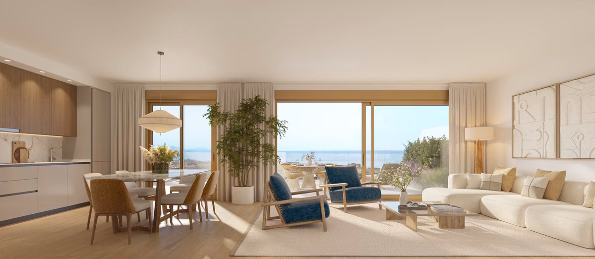 Salón con comedor y vistas al mar por grandes ventanales en Kosmos