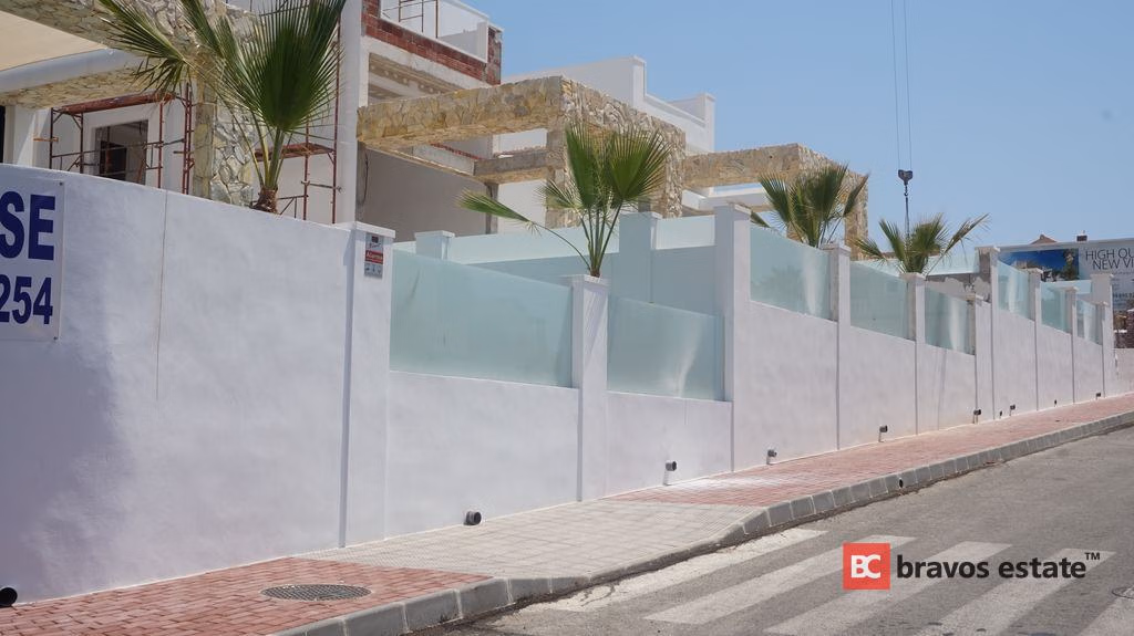 Beachside 4-Bedroom Villa in Torrevieja · 200 m² - 19