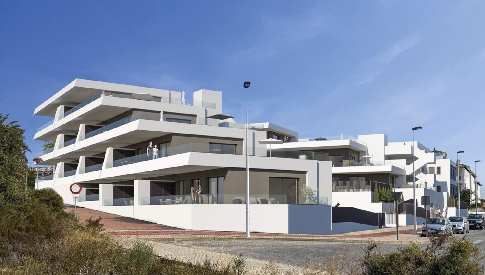 Weiße, terrassierte Fassade von Pinet Beach II mit verglasten Balkonen