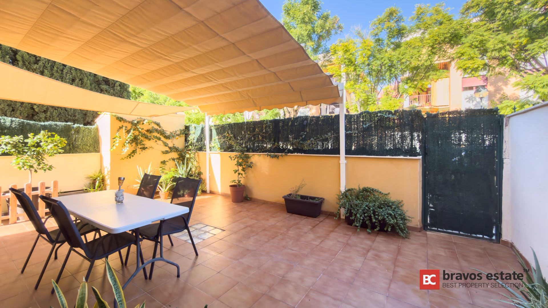 Spacious 4-Bedroom Bungalow in Playa de San Juan - 2