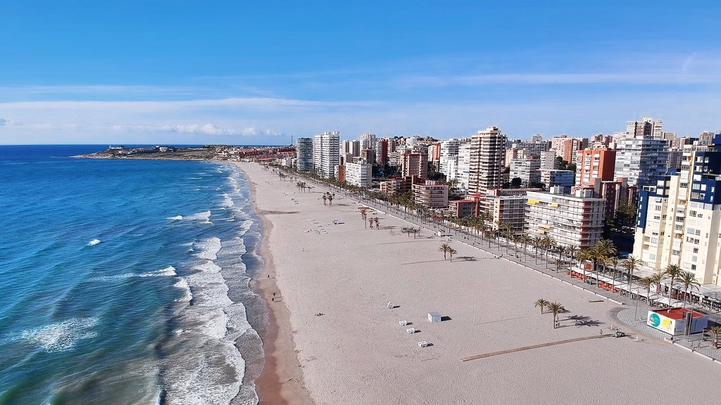 Beachside 4-Bedroom Apartment in Playa de San Juan · 136 m² - 10