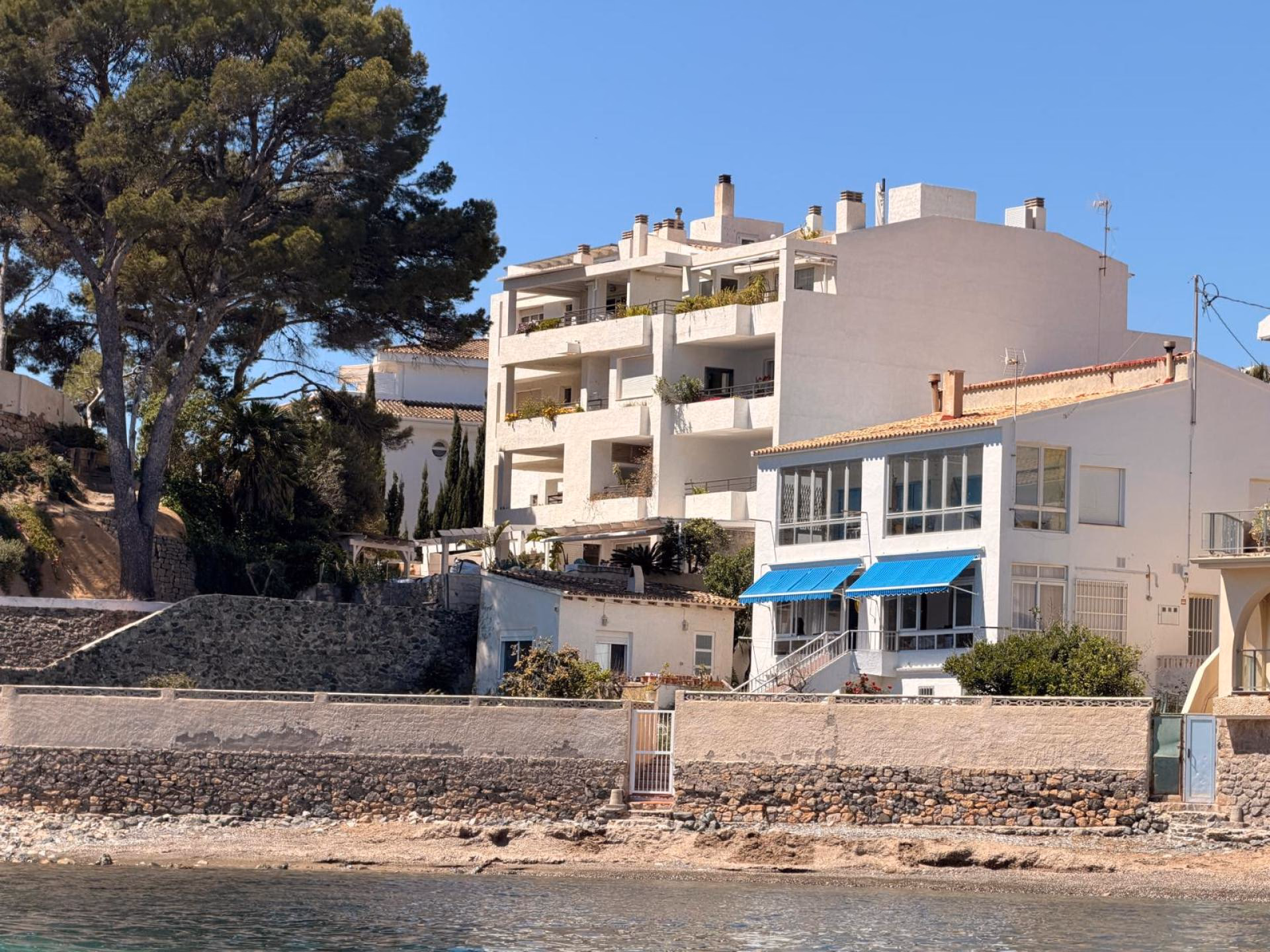 Weiße Gebäude der Anlage direkt am Wasser in La Olla