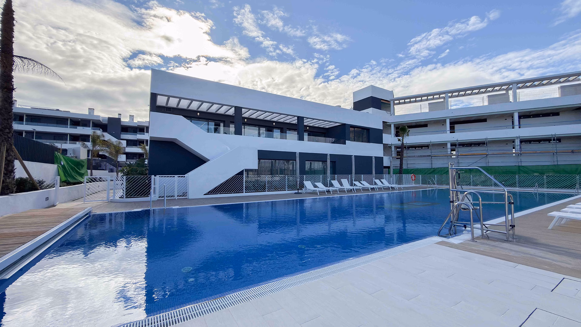 Gemeinschaftspool unterhalb der Apartments
