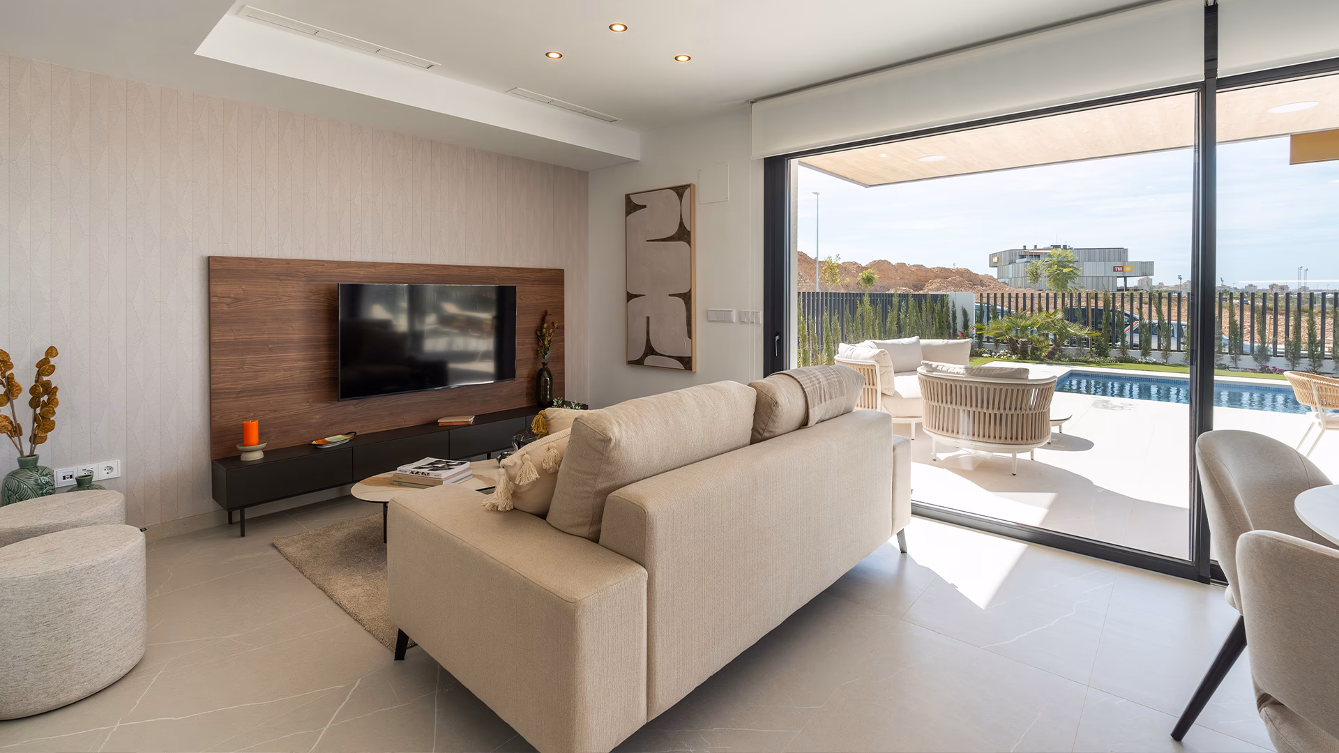 Wohnzimmer mit Poolblick