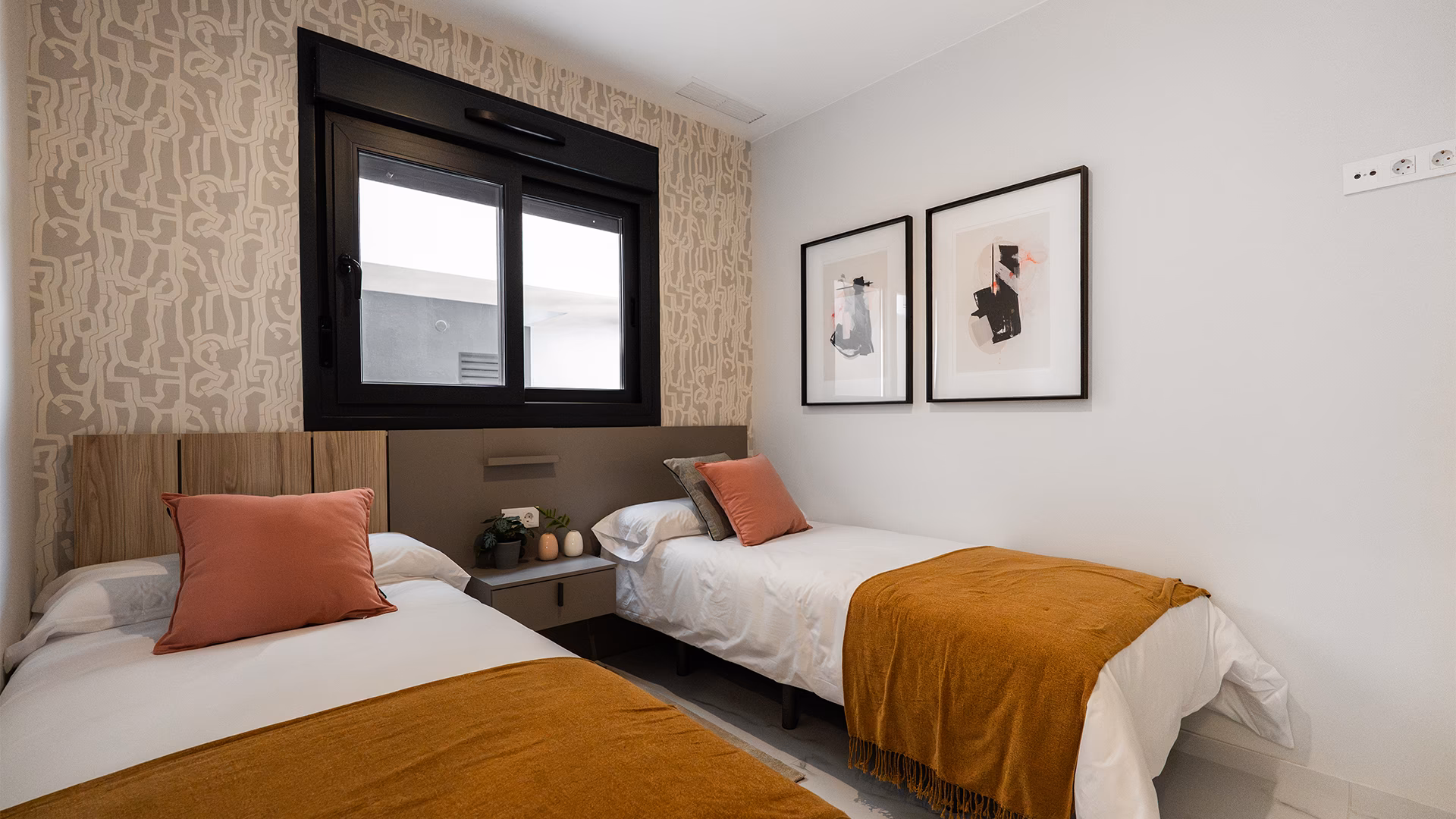 Doppelschlafzimmer mit Einbauschränken