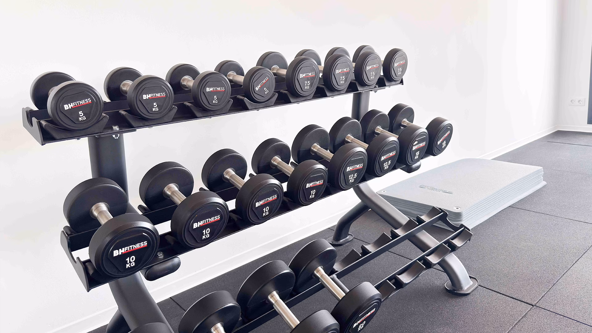 Freihantelbereich des Fitnessstudios