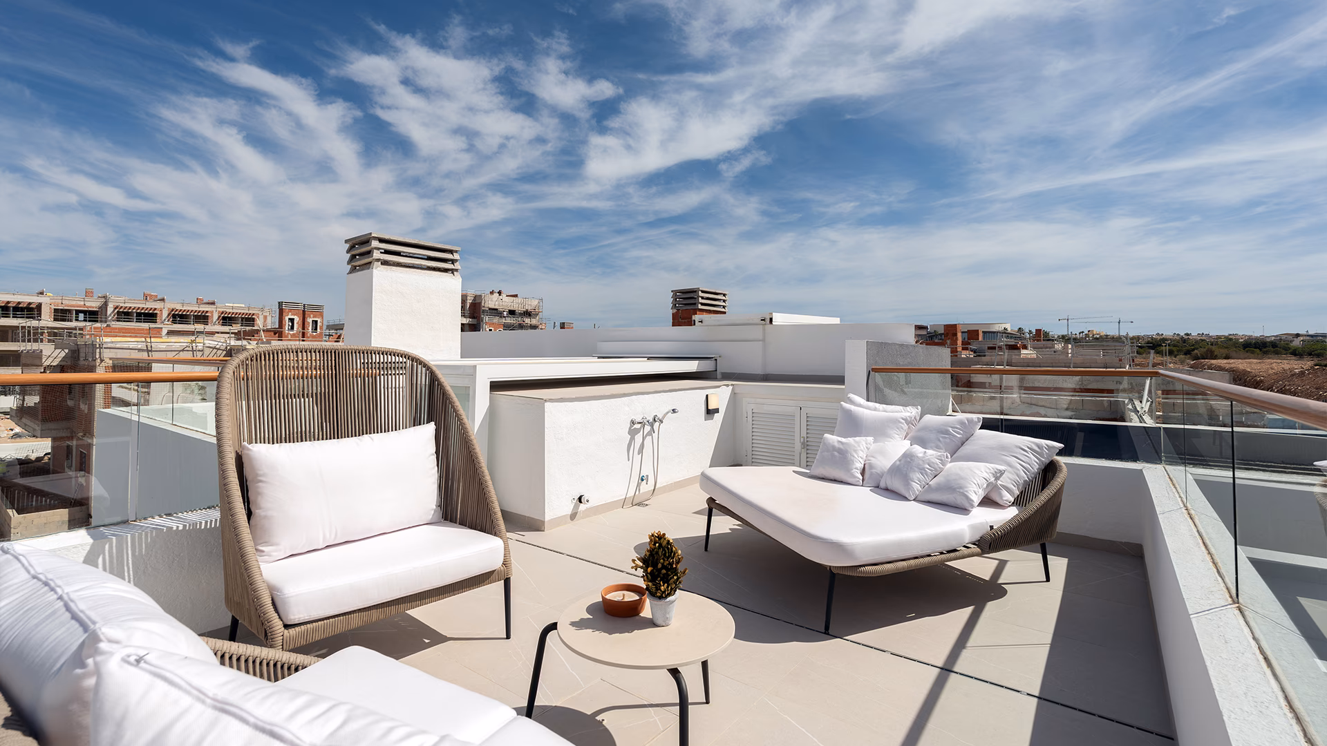 Rooftop solarium with loungers