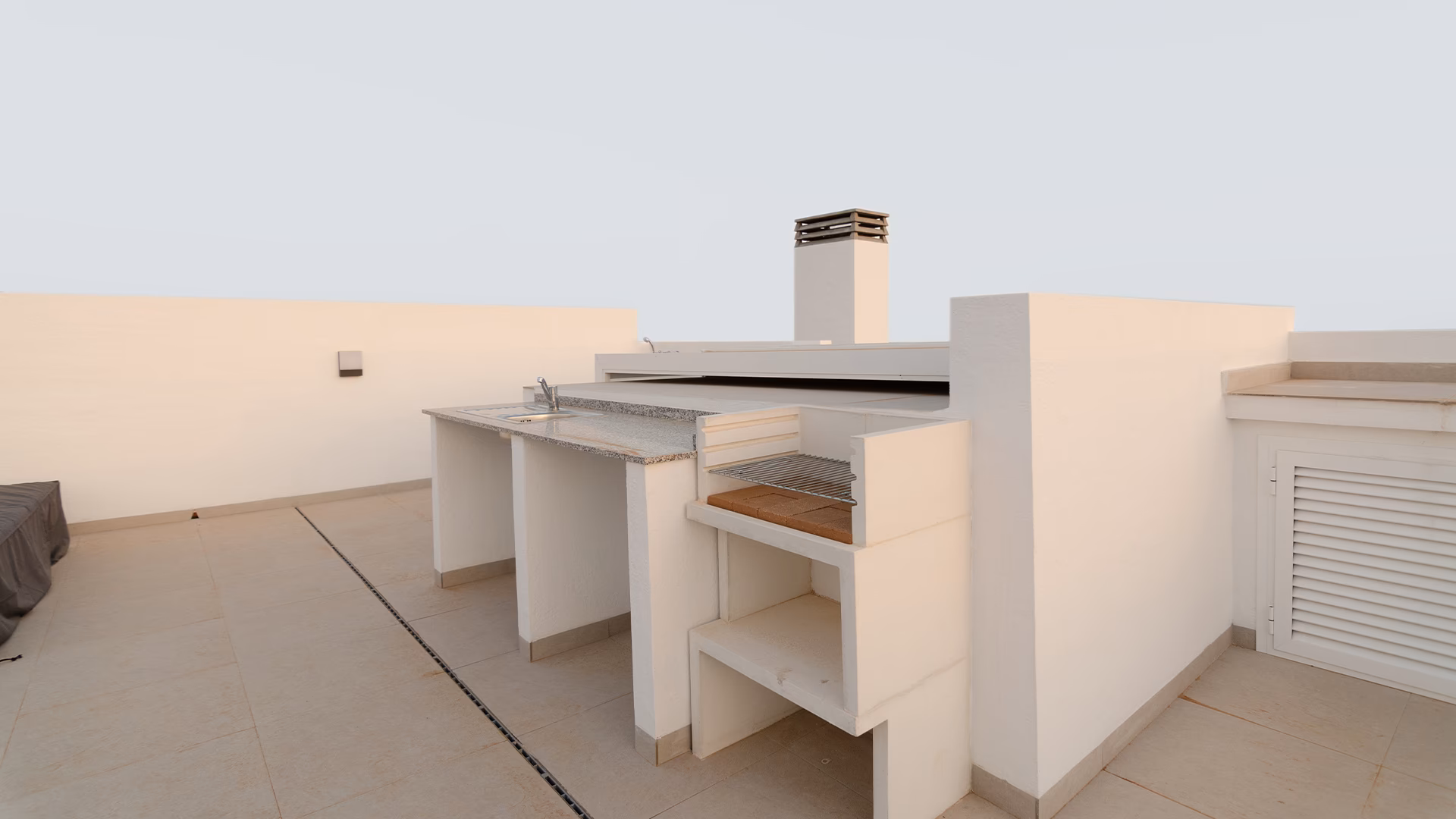 Rooftop solarium with barbecue area