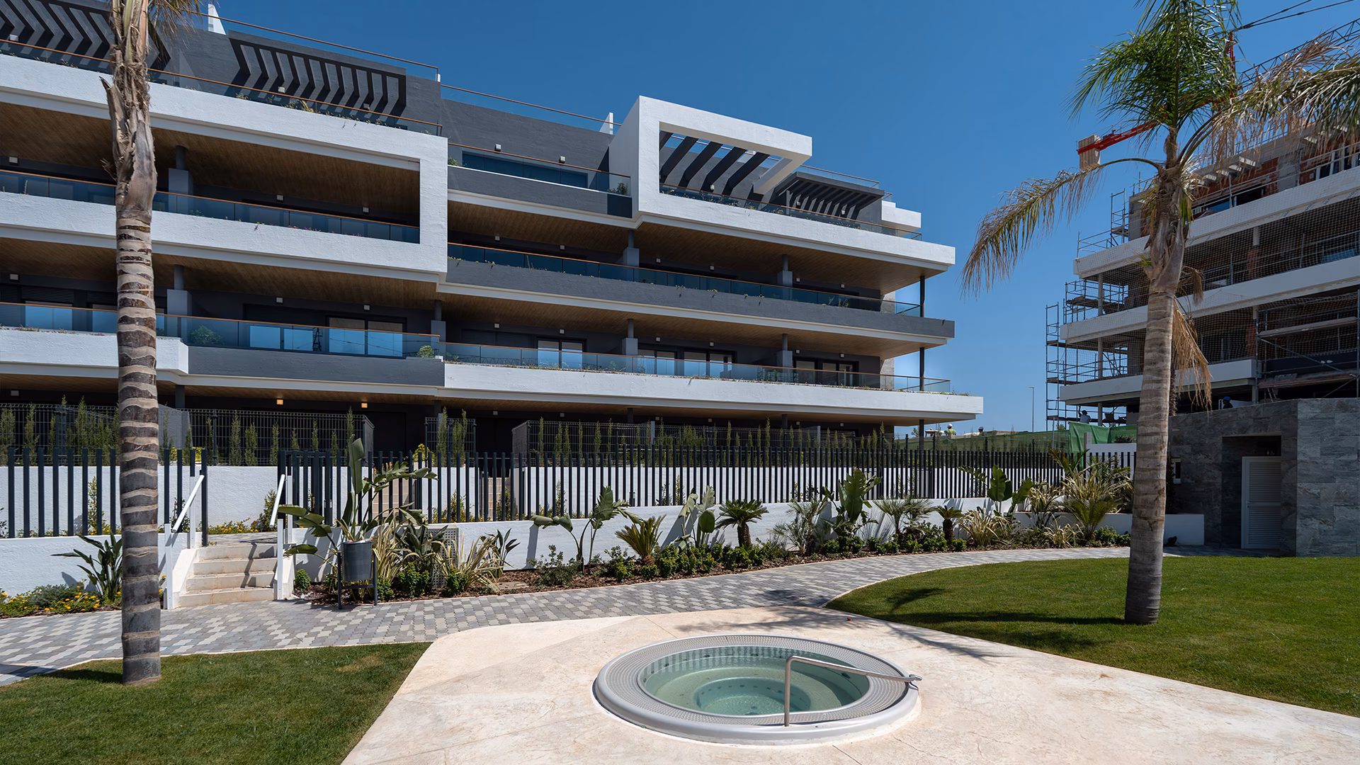 Bungalow block with jacuzzi and garden