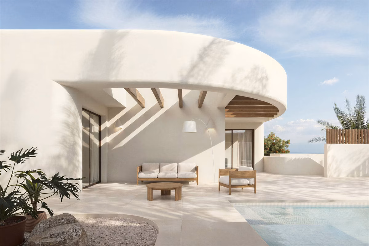 Gerundete Veranda und Pool vom Garten aus bei Larcosta Homes II, Algorfa