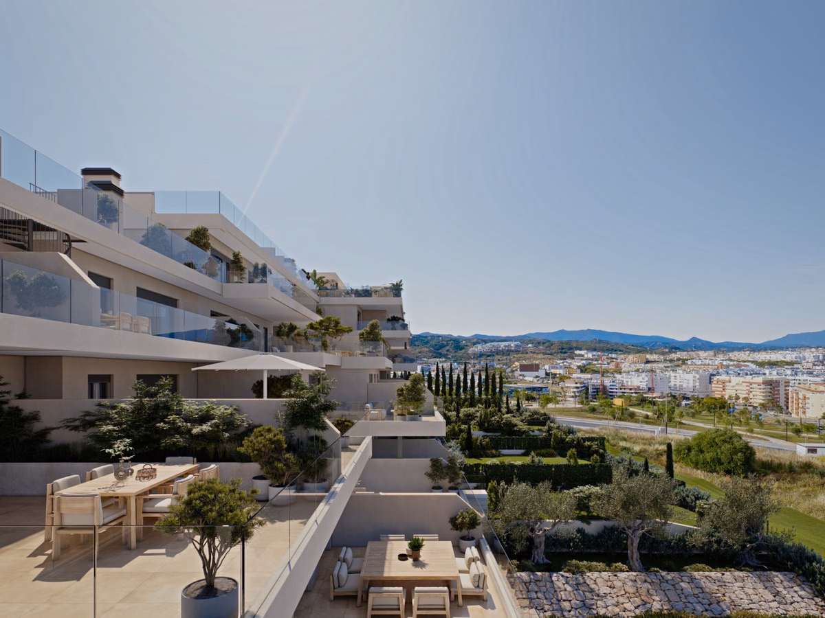 Die Gebäude von Las Mesas Sea Suite abgestuft am Hang über Estepona