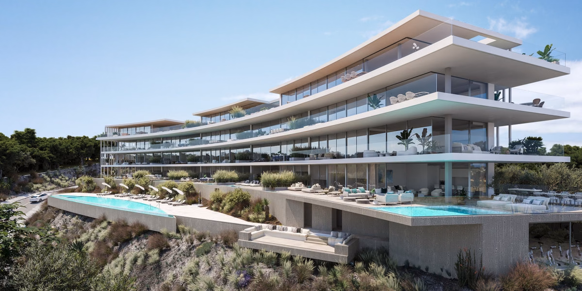 Edificio del resort entre jardines