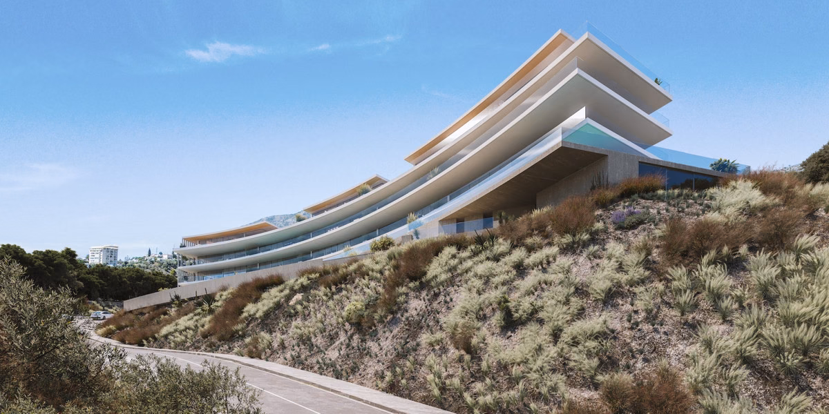 Edificio del resort entre jardines