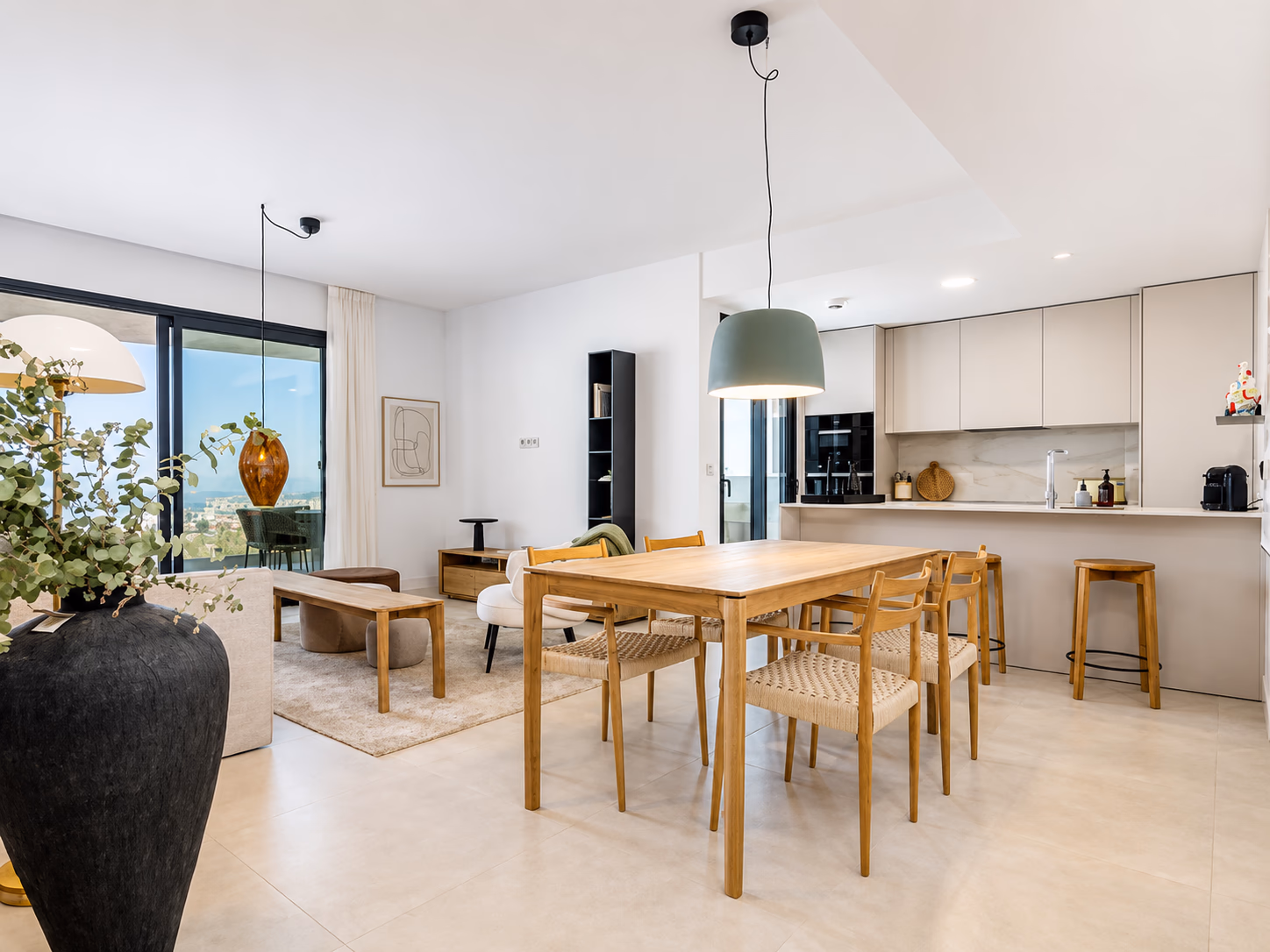 Lichte open woon-, eet- en keukenruimte in een appartement bij Lomas 2