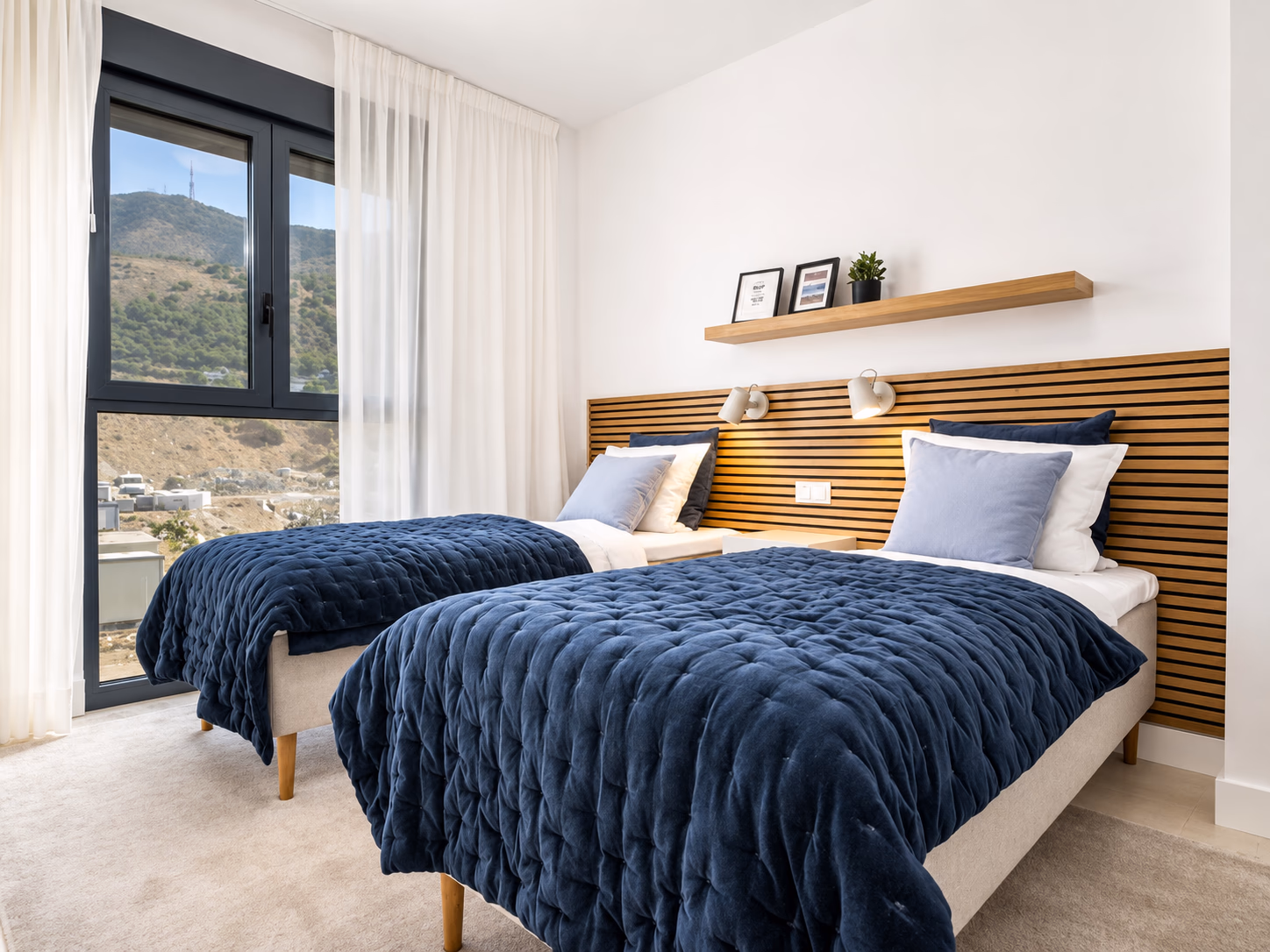 Slaapkamer met houten lattenhoofdbord en heuvelzicht bij Lomas 2