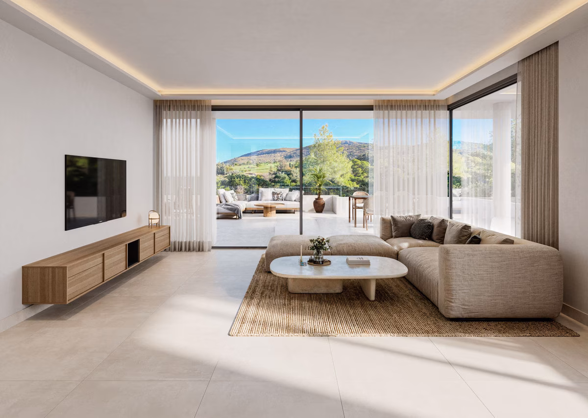 Salón con vistas al golf en un piso de Los Balcones del Golf